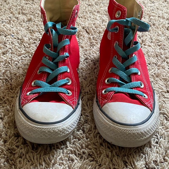 Women’s red Chuck Taylor Converse sneakers with blue laces. Size 7 - Picture 3 of 3